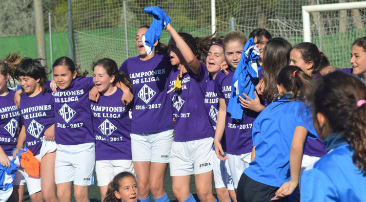 Time feminino vence liga infantil masculina de futebol na Espanha