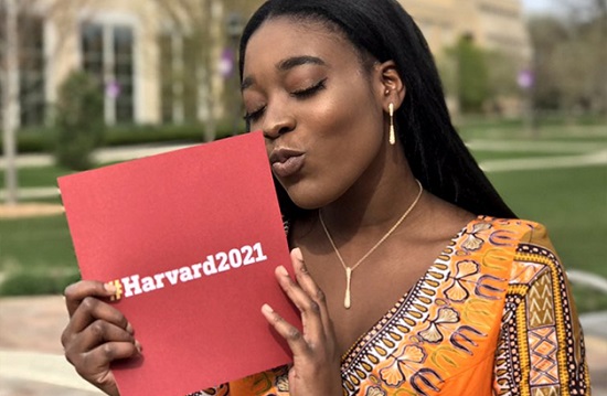 Sem par para baile, garota leva carta de Harvard como acompanhante