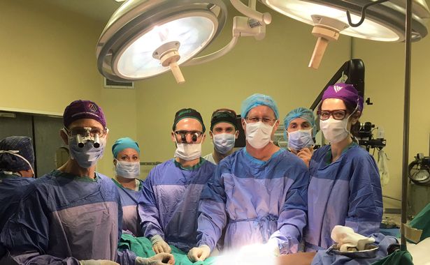 Dr. Andre van der Merwe e equipe responsável pelo transplante - Universidade de Stellenbosch/Reprodução