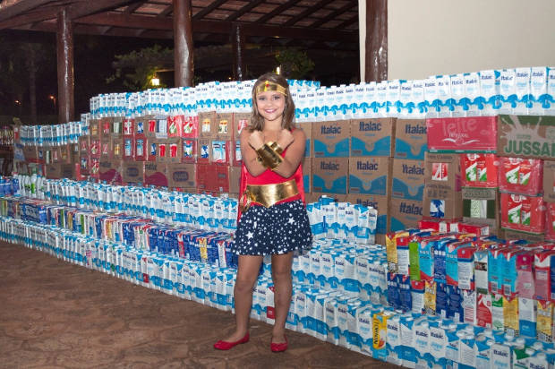 Menina vence câncer e arrecada 5 mil litros de leite para crianças em tratamento