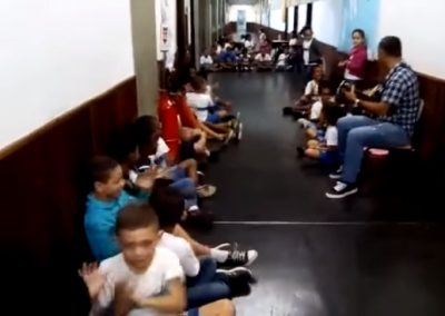 Professor acalma crianças com música durante tiroteio e viraliza