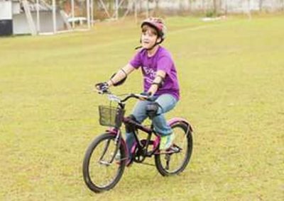 Deficiente visual, menino de 8 anos aprende a andar de bicicleta sozinho