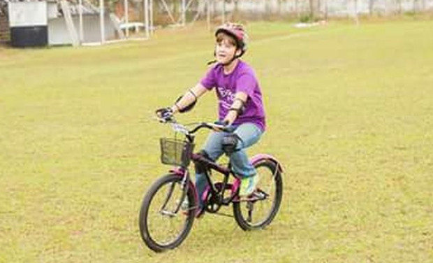 Deficiente visual, menino de 8 anos aprende a andar de bicicleta sozinho