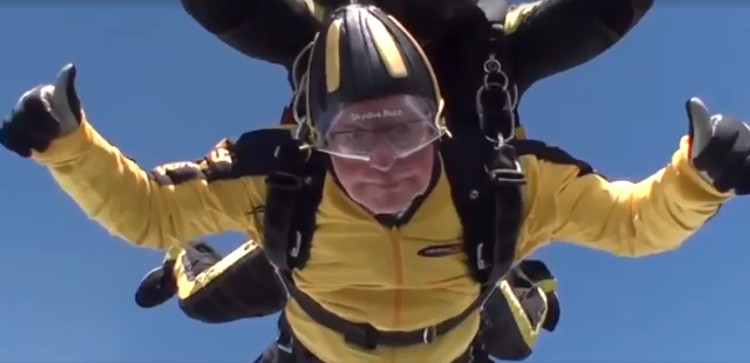 Aos 101 anos, homem se torna o mais velho a saltar de paraquedas