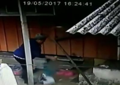 Após flagra de vizinho, avó é indiciada por espancar neto