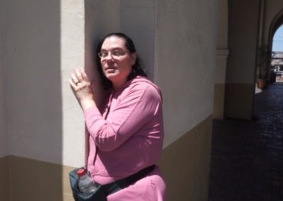 Apaixonada, mulher “se casa” com estação de trem