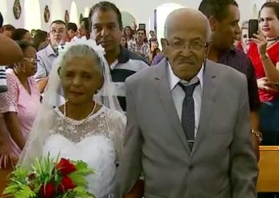 Depois de 20 anos trocando cartas, homem de 102 e mulher de 80 se casam