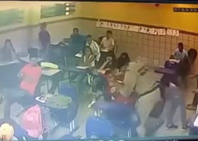 Vídeo mostra PM agredindo aluno em sala de aula