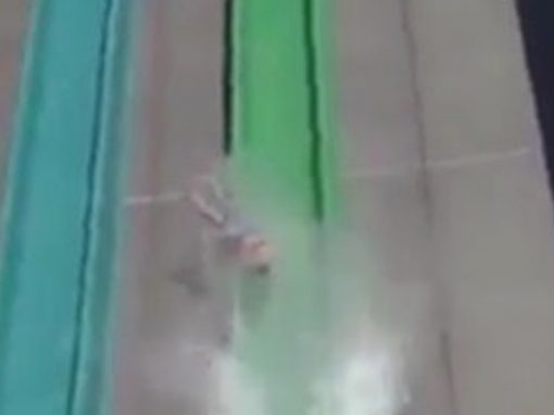 Vídeo mostra garoto escorregando para fora de toboágua