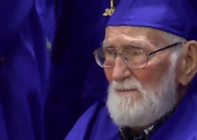 Idoso de 101 anos recebe diploma do Ensino Médio e quer fazer faculdade