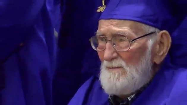 Idoso de 101 anos recebe diploma do Ensino Médio e quer fazer faculdade