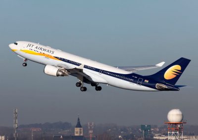 Bebê nasce a bordo de avião e ganha voos grátis para o resto da vida