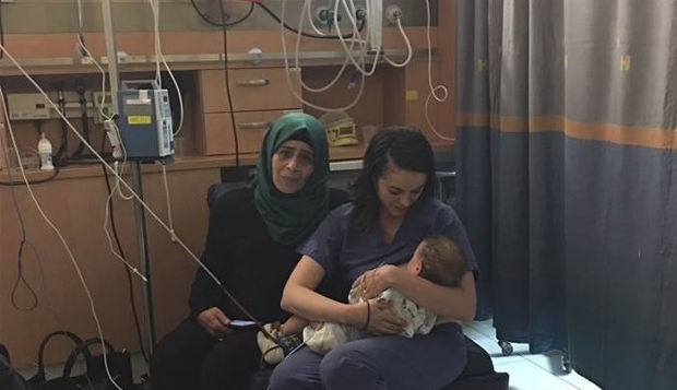 Enfermeira judia amamenta bebê palestino depois de acidente e gera comoção