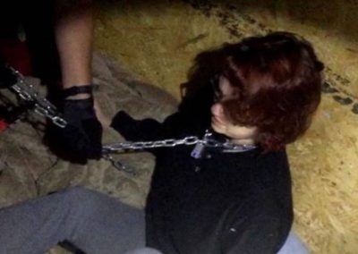 Mulher sequestrada passa meses “acorrentada como cachorro” dentro de container
