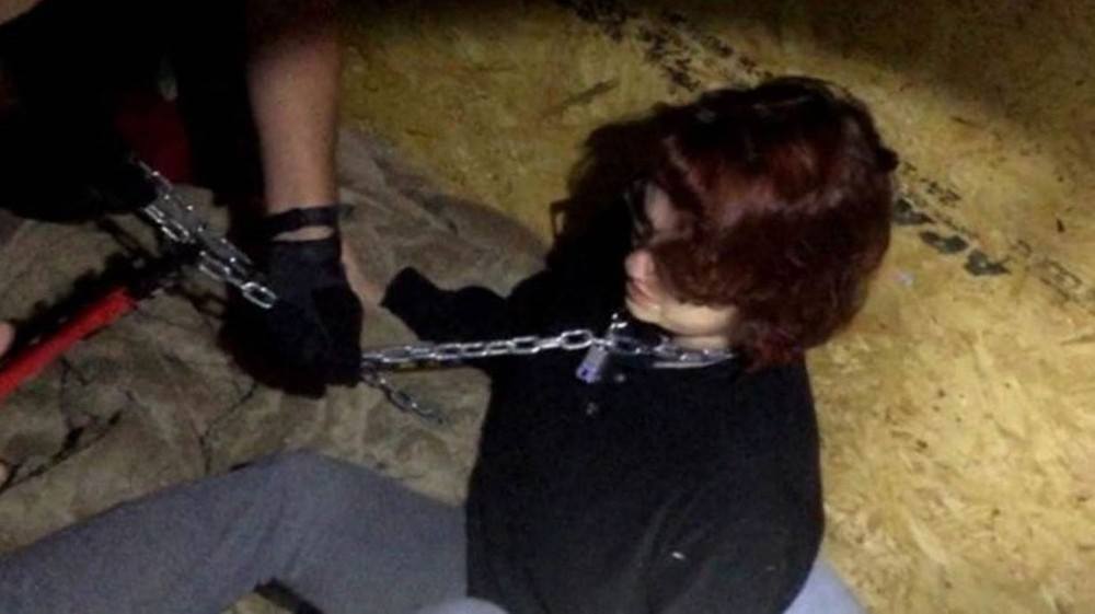 Mulher sequestrada passa meses “acorrentada como cachorro” dentro de container
