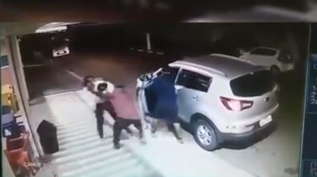 Mãe luta para tirar filho do carro antes de sequestro