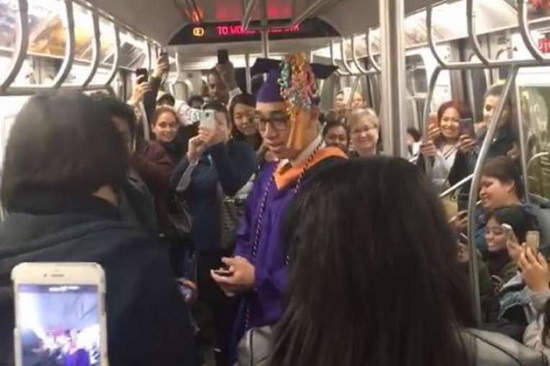 Após falha no metrô, jovem perde formatura e tem que “se formar” dentro do vagão