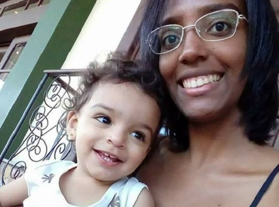 Mulher sofre tentativa de roubo da filha e racismo em viagem