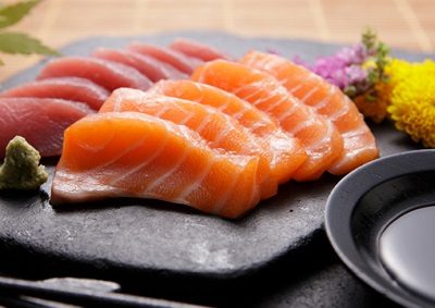 Garota expele verme de 2,4 metros após comer sashimi