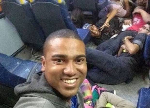 Em meio a tiroteio, jovens posam para selfie
