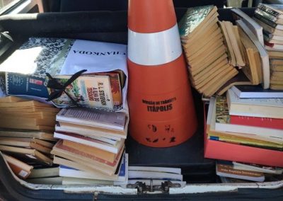 Jovem cria biblioteca pessoal apenas com livros furtados