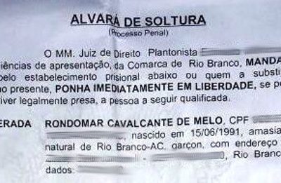 Homem rouba casa, mas esquece alvará de soltura com seu nome e endereço