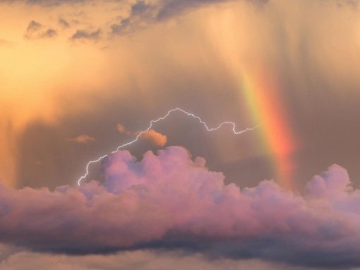Fotógrafo amador registra momento de “nascimento” de raio dentro do arco-íris