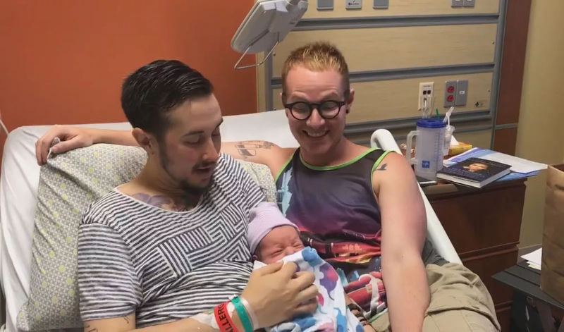Transgênero e marido anunciam nascimento de filho biológico