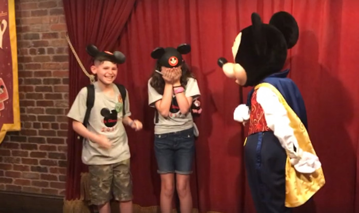 Em passeio na Disney, crianças recebem do Mickey a notícia de que serão adotadas