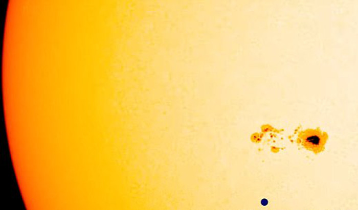 Mancha gigante encontrada no Sol pode causar blecaute na Terra, diz NASA