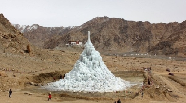Para combater aquecimento global, indiano cria montanhas de gelo