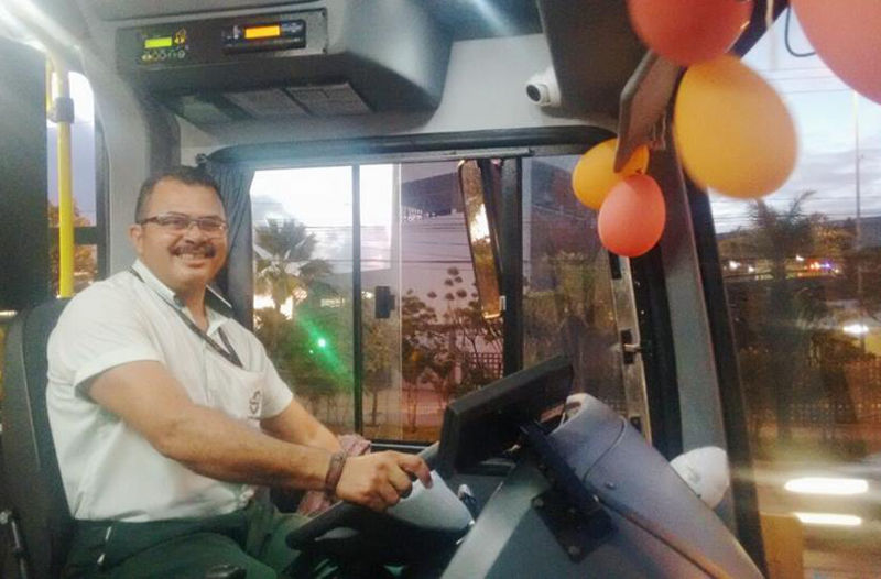 Motorista decora ônibus para aniversário no Recife
