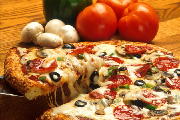 Pizza com dois sabores não pode ser cobrada pela mais cara, diz Procon