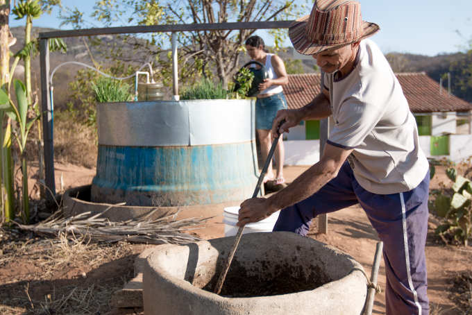 Famílias substituem botijões de gás por biodigestor no Agreste e Sertão