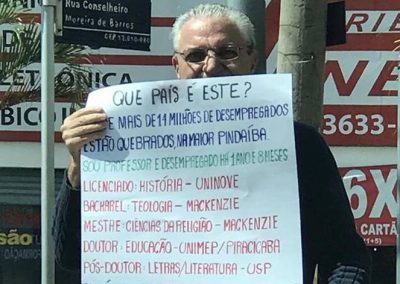 Pós-doutor, professor pede emprego em semáforo