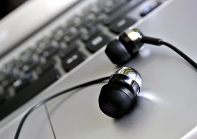 Fones de ouvidos carregam até 10 mil fungos e bactérias