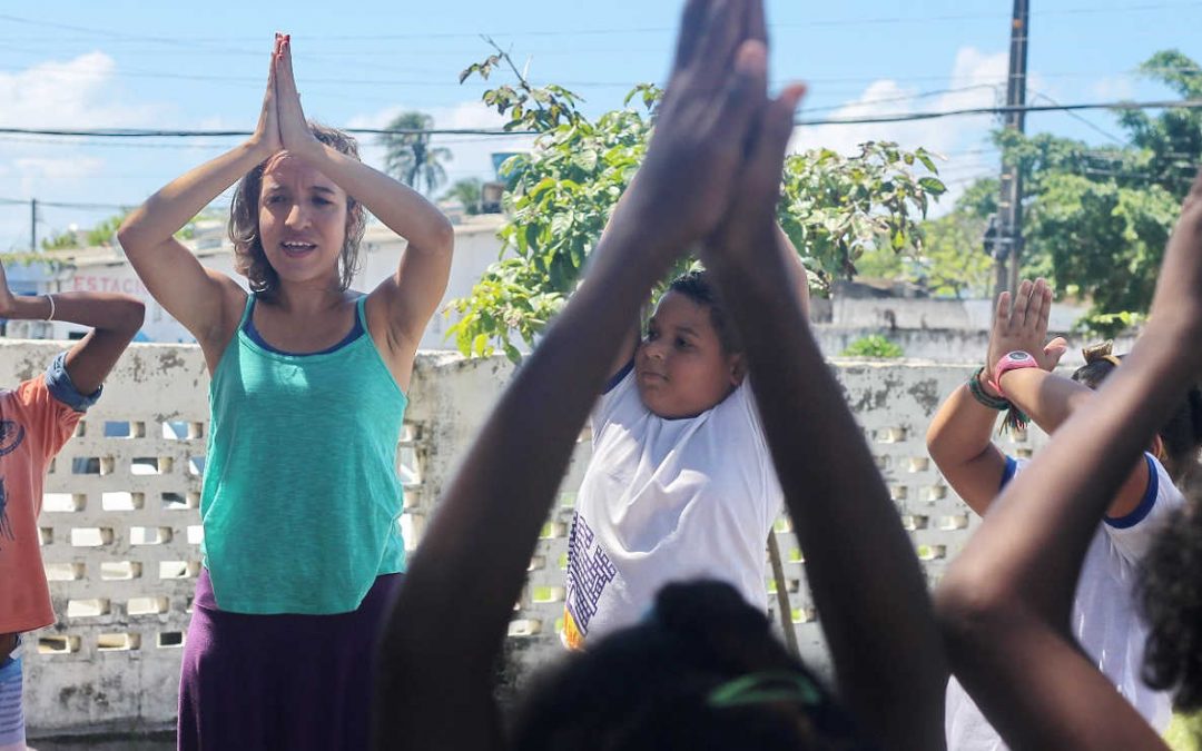 Yoga muda cotidiano de alunos da comunidade do V8, em Olinda