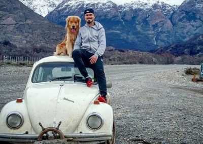 Brasileiro viaja com cão pela América do Sul em Fusca