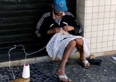 Morador de rua improvisa agulha e sobrevive de tricô