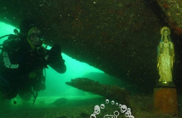 Mergulhadora encontra imagem de santa intacta no fundo do mar