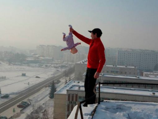 Homem tira foto da filha em situações de risco para ganhar likes