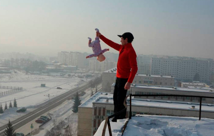 Homem tira foto da filha em situações de risco para ganhar likes