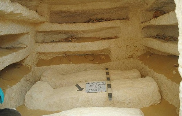 Três tumbas de 2 mil anos são encontradas no Egito