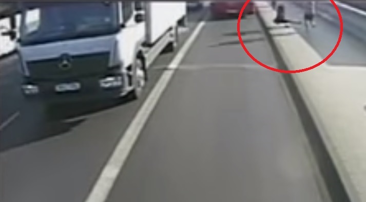 Câmera flagra corredor empurrando desconhecida na frente de ônibus