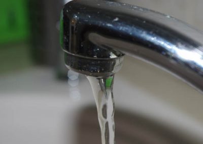 83% da água de torneiras contém fibra plástica, diz estudo