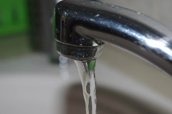 83% da água de torneiras contém fibra plástica, diz estudo