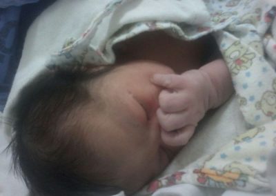 Esperando atendimento em hospital, mulher dá à luz e bebê cai no chão