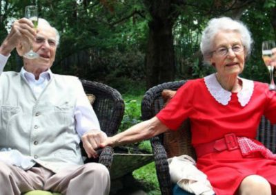 Após 75 anos juntos, casal morre com 5h de diferença