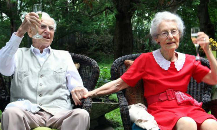 Após 75 anos juntos, casal morre com 5h de diferença