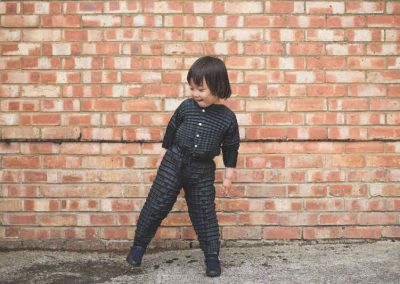 Designer cria roupas que crescem junto com criança